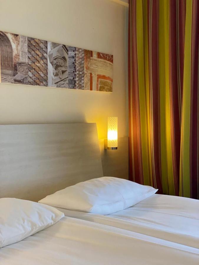 The Gerald'S Hotel Rădăuţi Buitenkant foto